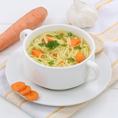 Nudelsuppe Suppe mit Baguette Brühe in Suppentasse gesunde Ern