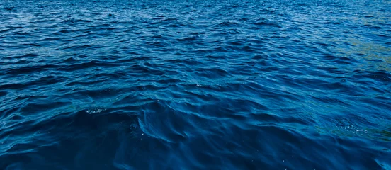  close-up blauw wateroppervlak bij diepe oceaan © peangdao