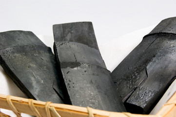 竹かごに入った竹炭
