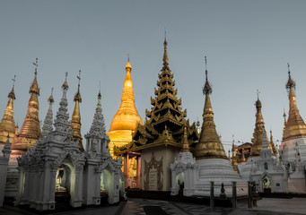 Fototapeta premium Yangon, Myanmar view of Shwedagon Pagoda at dusk.