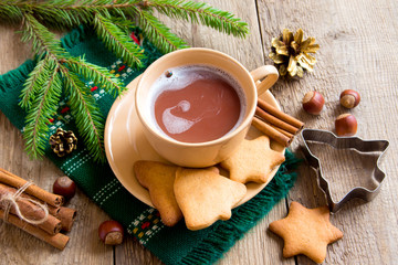 Hot chocolate with gingerbread cookies