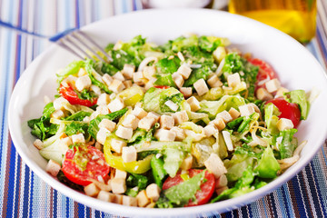 Green salad with tomatos and croutons