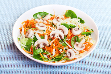 Spinach salad with carrots