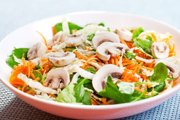 Spinach salad with carrots
