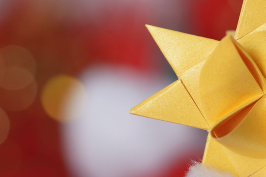 unscharfe Weihnachtsdekoration mit fokussiertem Faltstern detail