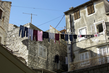 Tiramol - a rope of cable between two walls, for hanging wet clothes in the sun