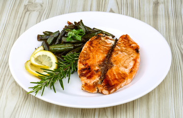 Grilled salmon with green beans