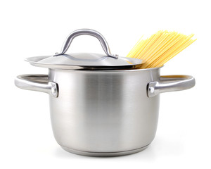 Pentola con spaghetti di fronte