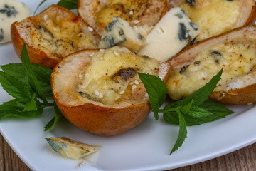 Baked pear with blue cheese