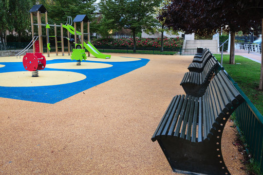 Parc de quartier avec bancs et jeux pour enfants