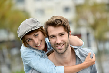 Obraz premium Portrait of man giving piggyback ride to girlfriend