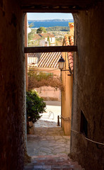 Enge Gasse in einem Dorf an der Cote de Azur 