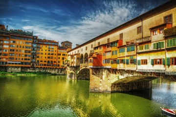 Obraz premium Ponte Vecchio seen from Arno bank in Florence