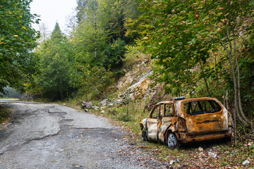 Obraz na płótnie Canvas A burnt car on the roadside.