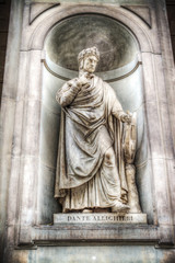 Fototapeta premium Dante Alighieri statue in Galleria degli Uffizi