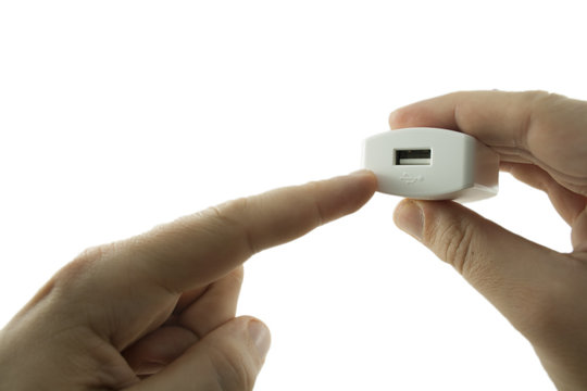 Dito indica dove inserire il cavo usb del caricatore / inserire qui il cavo USB