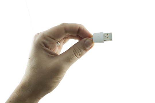 Mano regge un cavo usb bianco  per carica smarphone