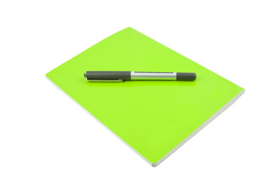 Quaderno verde formato a5 con pessna sopra su sfondo bianco