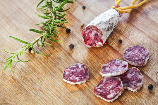 Rodajas de salchichon sobre una tabla de madera