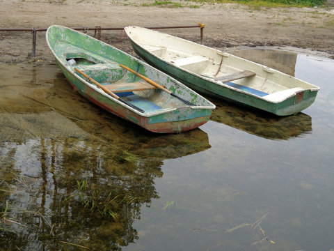 Boats at the shore of the lake