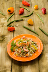 Piatto di farro con verdure e gamberi, texture