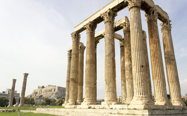 Obraz premium Temple of Olympian Zeus in day time with acropolis in background