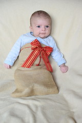 Süßes Baby als Weihnachtsgeschenk