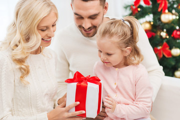 Obraz na płótnie Canvas happy family at home with christmas gift box