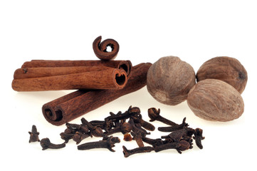 Noix de muscade, clous de girofle et bâtons de cannelle