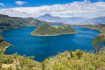 Laguna Cuicocha en la reserva Cotacachi-Cayapas, Ecuador © Noradoa