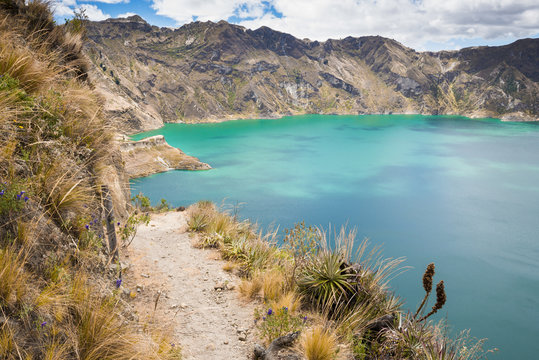 Sendero alrededor de la laguna de Quilotoa, Ecuador