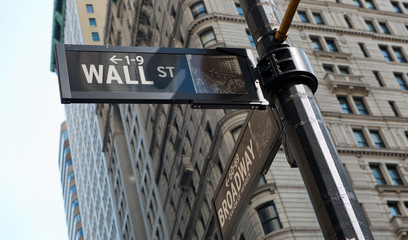 Obraz premium Signs at Intersection of Wall and Broadway Streets