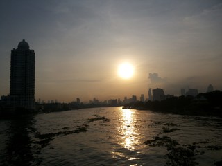 Obraz premium Sunrise on city scape in thailand