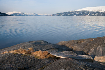 Fjordlandschaft in Norwegen im Winter