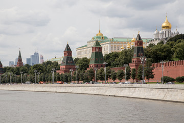 Obraz premium Kreml i rzeka Moskwa w Rosji - w tle centrum biznesowe Moskwy, Rosja.