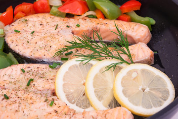 gebratenes Lachssteak in der Pfanne