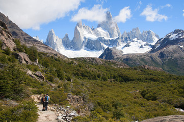 Fototapeta na wymiar para turystów w drodze na argentyński szczyt Fitz Roy