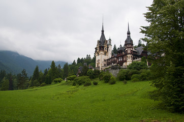 Rumuński zamek Peleș wśród zieleni otaczającego parku