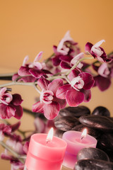Obraz na płótnie Canvas orchidea con pietre nere e candeline