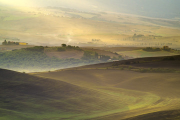 Toskański krajobraz o poranku

