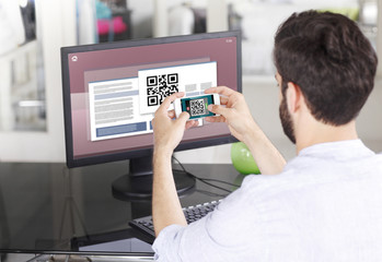 Obraz premium Scanning QR code