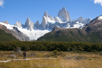samotny turysta na tle argentyńskiego szczytu Fitz Roy
