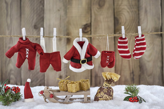 Verschneiter weihnachtlicher Hintergrund mit Nikolauskleidung auf der Wäscheleine