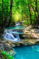 Tuinposter Watervallen Prachtige waterval in het tropische bos van Thailand