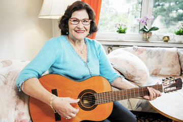 Seniorin spielt Gitarre für ihre tochter