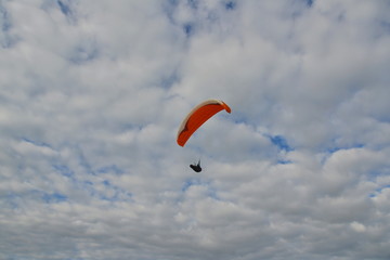 Gleitschirmflieger an der Küste