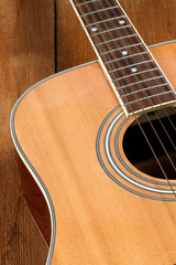 Obraz premium Detail von klassischer Gitarre auf Holzboden