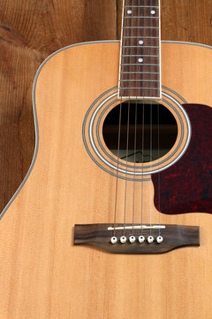 klassische Gitarre auf altem Holzboden