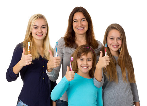 Familie zeigt Daumen hoch mit Zahnbürste