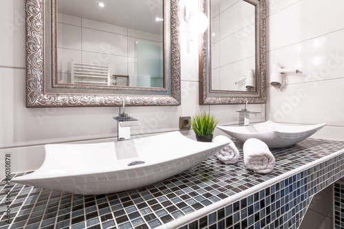 "Doppelwaschbecken Waschtisch Design" Stockfotos und lizenzfreie Bilder